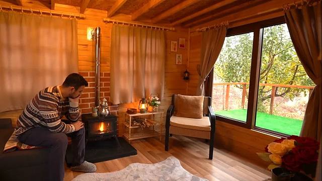 和我的狗子看守千亩农场，没想连下了几天的暴风雪，被困在木屋里面享受奢华