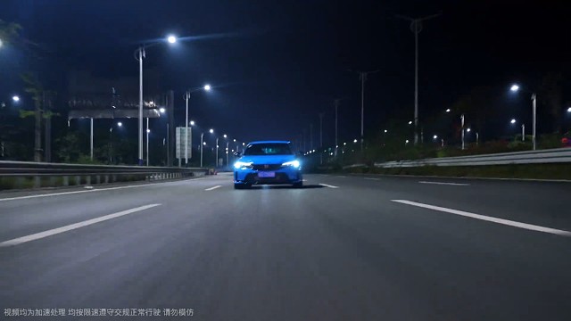 “这又是多少男孩子梦寐以求的大玩具呢”