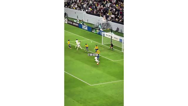 看台视角欣赏下C罗的头球破门，39岁还那么能跳