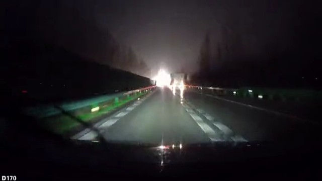 我是盲人，请问视屏中放的是火车吗