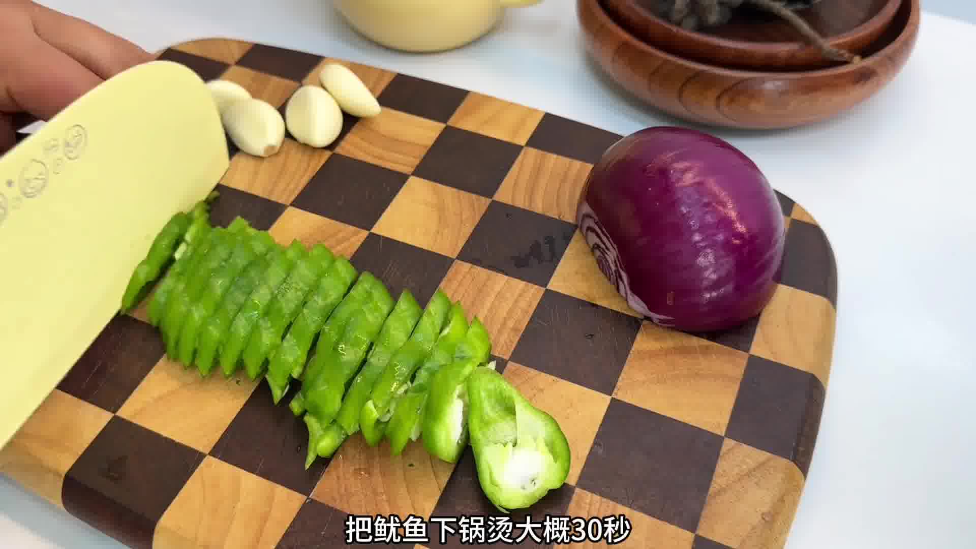 辣炒鱿鱼做起来真的很简单还好吃，所以完全没有必要再去饭店啦 这种做法是甜辣口的，吃起来很下饭，赶紧去做吧