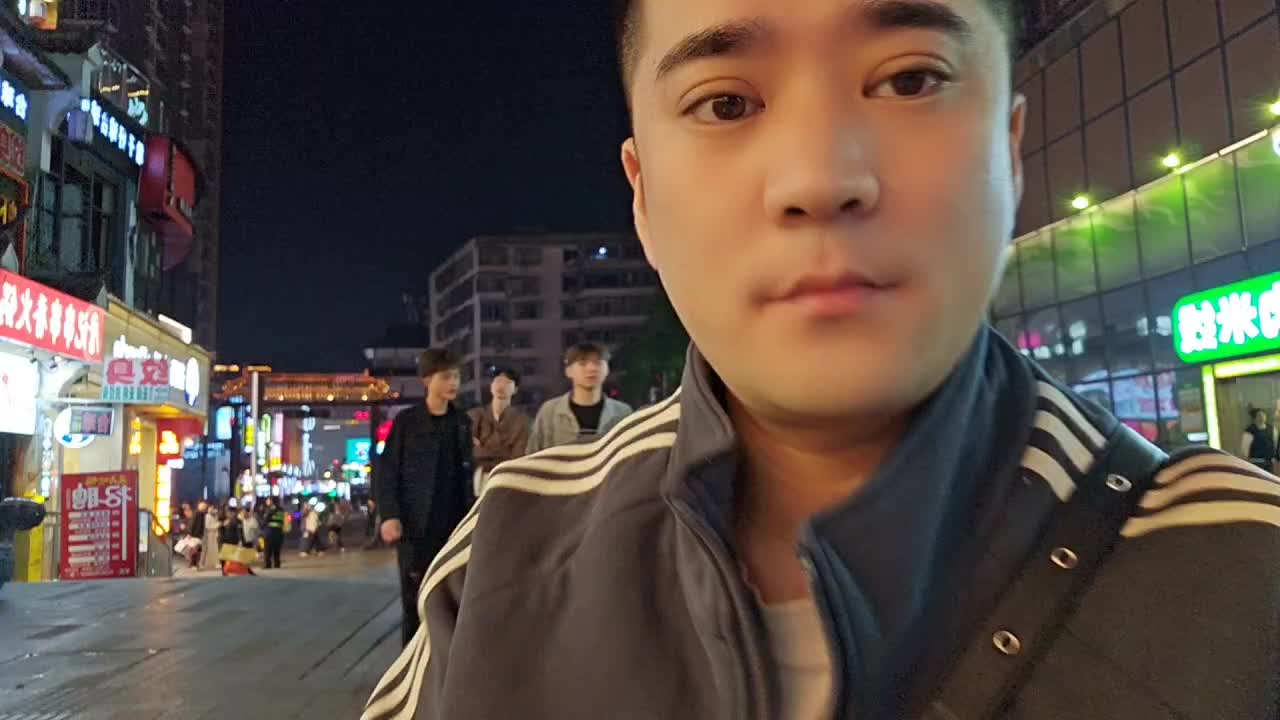 【盛世-户外小易】兄弟们一直在解放西直播就太没意思了，过段时间我打算去重庆播一播！