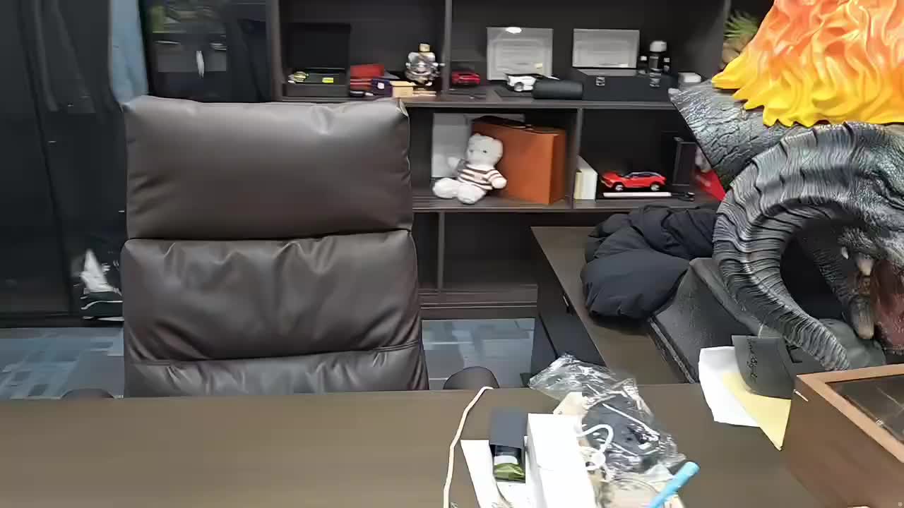 参观一下童锦程的办公室，没想到童哥平时爱抽点雪茄！