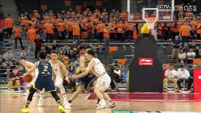 面对原帅防守不慌不忙，最后三秒徐杰开始发动，压低重心顺步杀进内线，空中滞空躲开三人防守，打板抛投，手