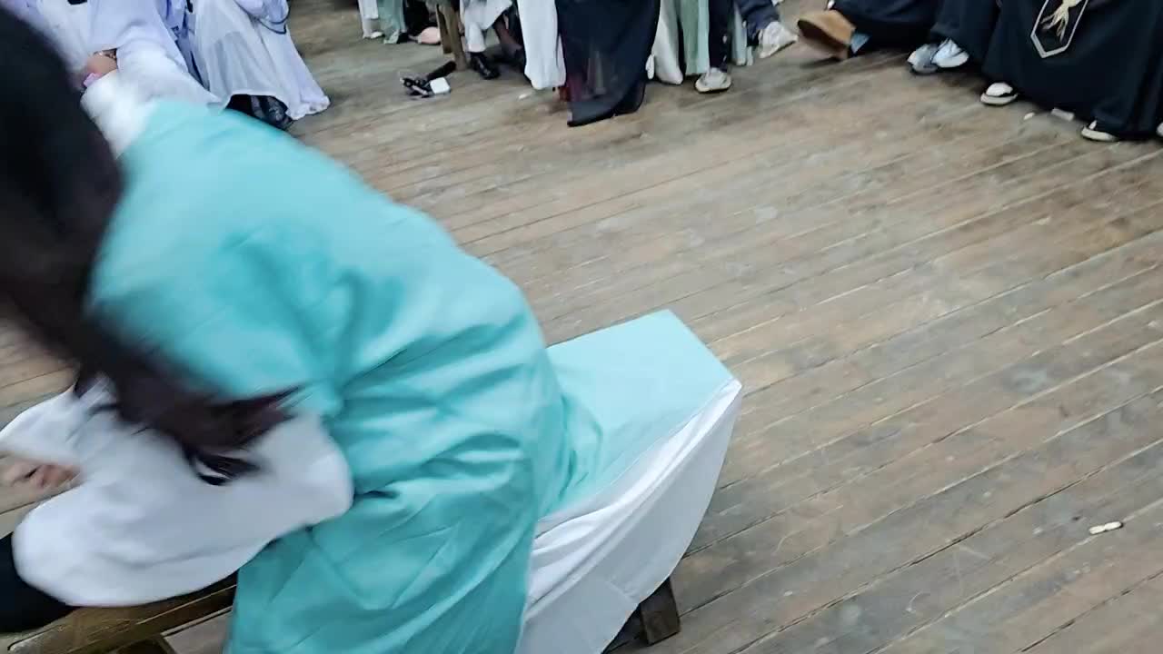 小楠组两个组员竟然才几百块的流水，必须惩罚上台挨大板！