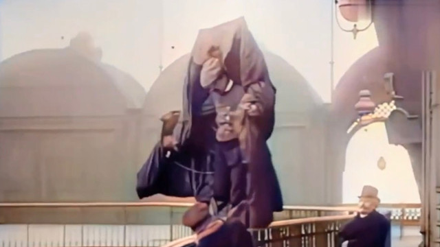 1912年埃菲尔铁塔跳伞事故影像，57米高空纵身一跃，全身摔了个粉碎