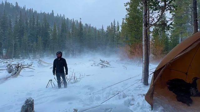 暴风雪来袭，小伙独自一人荒野露营，这条件有点艰苦