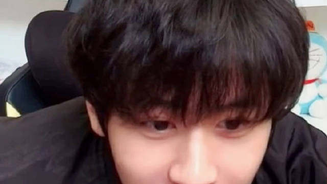 在直播间玩起美颜了把所有特效全用上了  真外星人了 ❄️