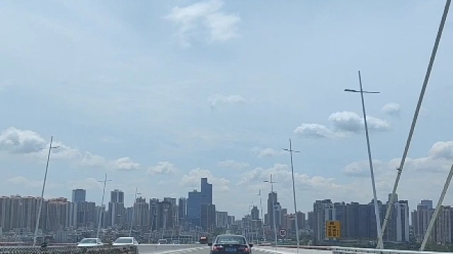 奔驰大G为了不被清收队给收走，直接镶在了墙里……#抵押车 #每天一个用车知识