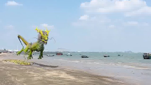 海边发现一条龙撒金币