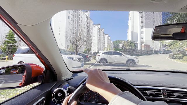 车内如何判断右车头角距离？不知道是否剐蹭，简单一招快速上手