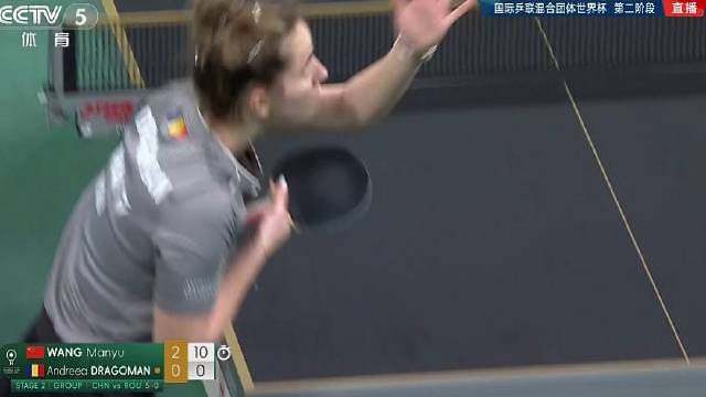 王曼昱3比0战胜罗马尼亚选手，为中国队再拿3分。第一局王曼昱对对方的球路不熟悉的情况下，打的很焦灼，