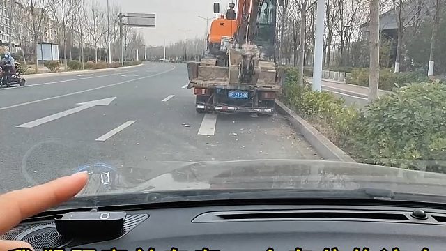 高速堵车避险技巧，尤其在长距离下坡路段，新手一定要知道