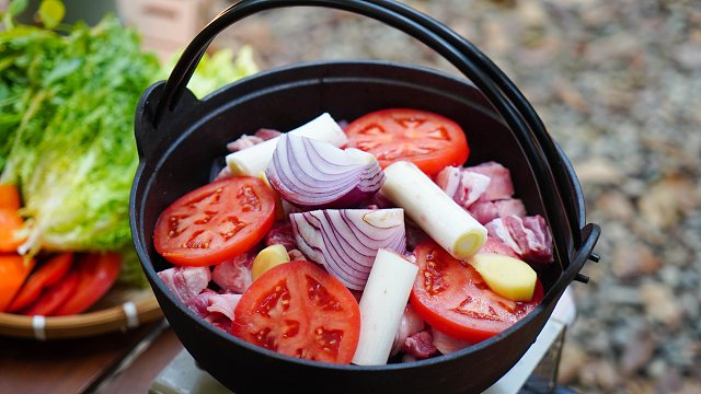 冬日露营｜在森林里吃一锅冰煮羊、喝咖啡