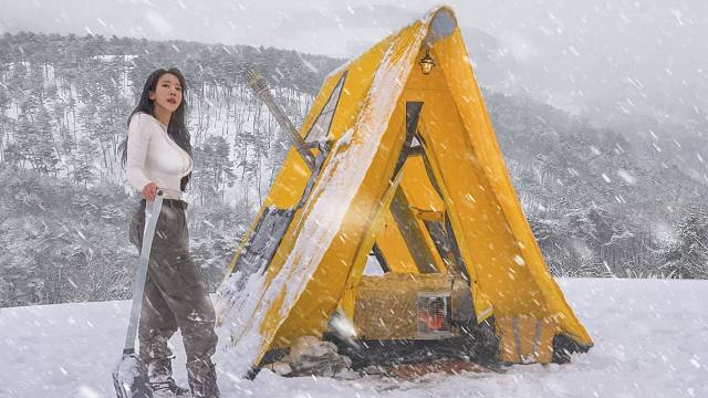 女孩也真是极其抗冻，独自驱车到暴风雪山林，撑起顶大帐棚享受风雪夜