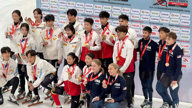 24-25赛季短道速滑世界巡回赛北京站混合团体2000米接力颁奖仪式中国队金牌！孙龙、刘少昂、李文龙