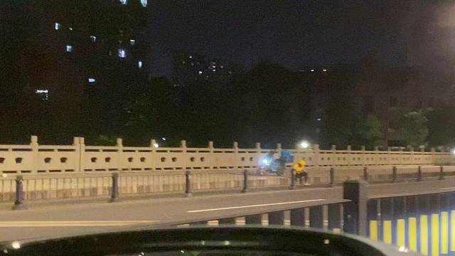 如果不是生活，谁又会在凌晨不睡觉呢