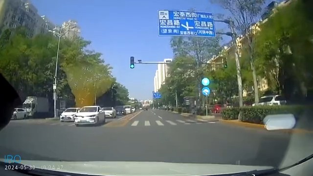 周末很多不看路闯红灯的 不知道是上学还是上班  上傻了  车祸不死也很痛的