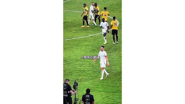 C罗伤心退场，多次摊手表情相当沮丧