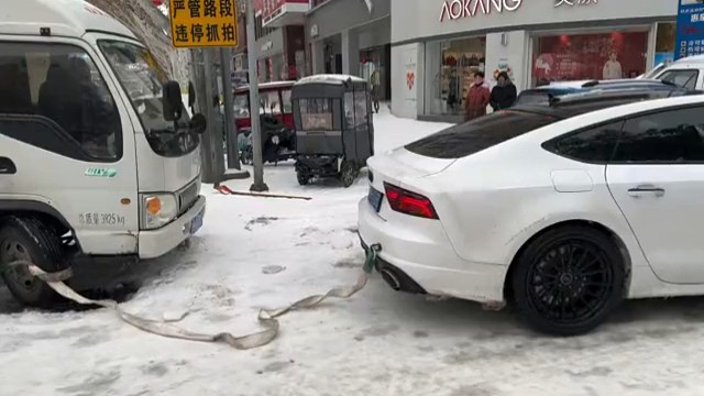 你薅轮子干什么啊！！怎么不拴在驾驶员脖子上拉