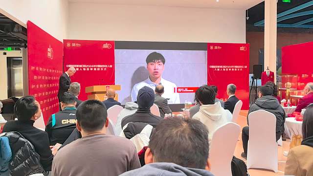 篮球世家的传承！现新疆队球员齐麟的奶奶杨洁入选2024年中国篮球名人堂。齐麟也发来了祝贺视频。