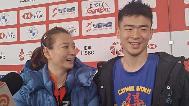 【：心情还是比较复杂的，要好好表现】 直播吧12月9日讯 杭州奥体中心体育馆，“雅思”组合郑思维/黄