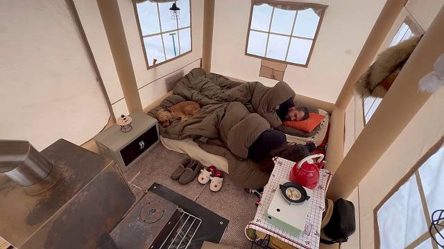 零下-20℃极地寒冷，帐篷外冻成了冰雕，夫妻俩帐篷里温暖睡大觉