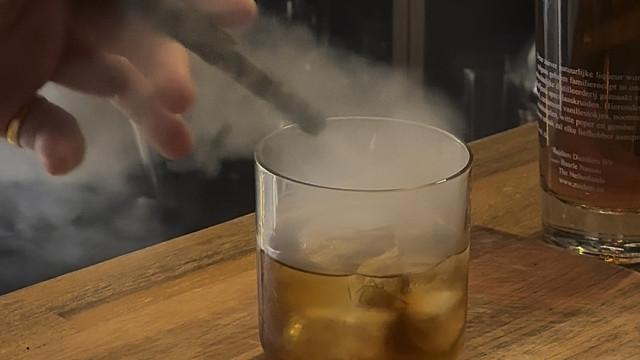 阴冷的冬天适合喝带有香料和烟熏味道的烈酒