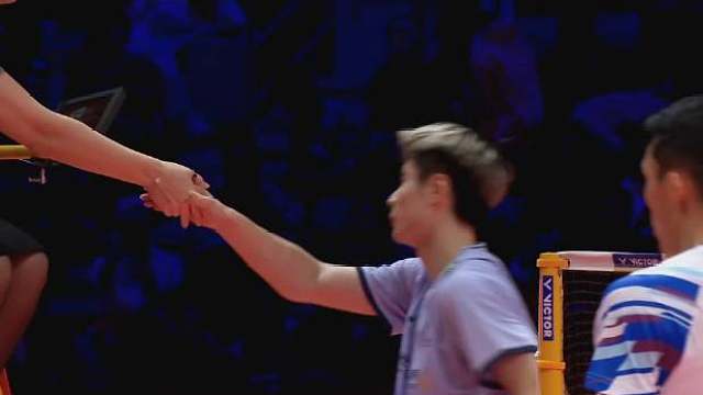 男单B组：石宇奇 21-16、17-21、21-8 乔纳坦