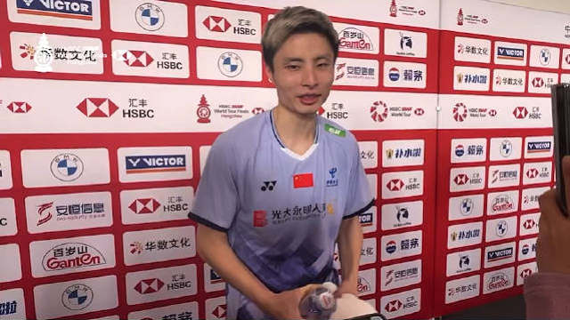 来看看世一奇的赛后采访赢下激烈比赛 和孙俊指导激情相拥男单小组赛石宇奇 14-21、21-19、25