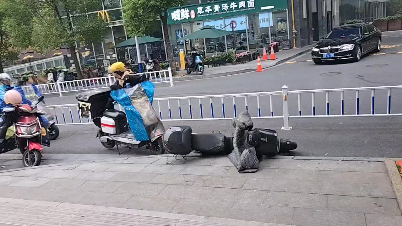 【集梦格子九】热心市民格子九下线，怕做好事被讹钱！