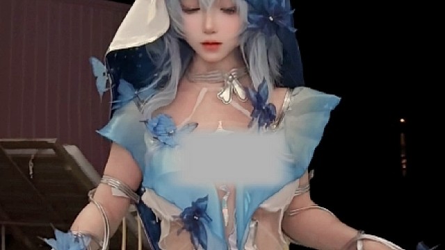 比巴掌先到的是她的香气