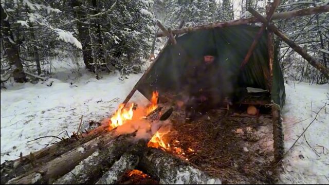 暴风雪来袭，小伙被家暴，独自一人荒野生存