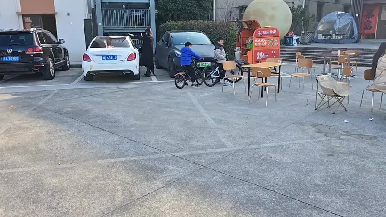 现在的社会不努力的人才开奔驰？