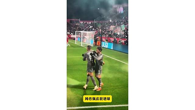 姆巴佩就喜欢把裤子提的高高的，很有个性