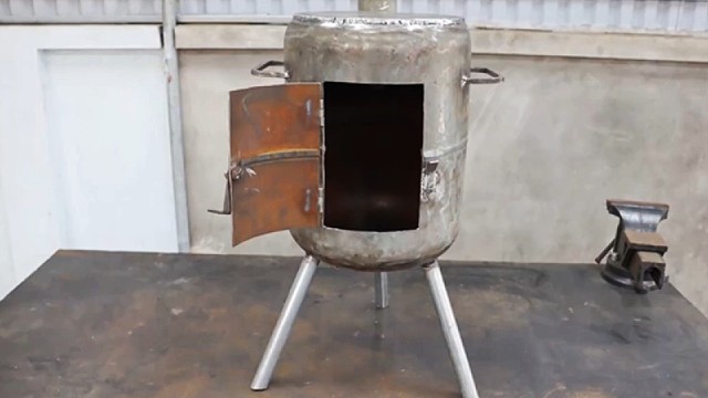 民间手艺人创意废物利用煤气罐，匠心制作多功能火炉的巧妙方式
