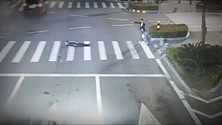 醉漢斑馬線睡覺(jué)，女司機(jī)直接碾壓肇事逃逸，交警：需人道賠償！