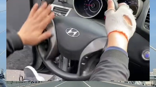 车子不小心入坑，别慌，用这个方法#每天一个用车知识