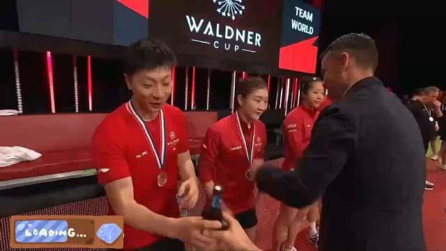 马龙作为本届赛事和瓦尔德内尔齐名的乒坛传奇人物受到球迷的追捧。马龙作为本届赛事和瓦尔德内尔齐名的乒坛