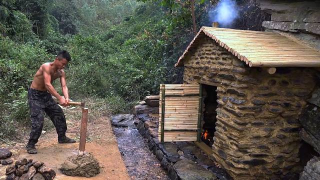 牛人小伙路经丛林棚草石壁，果断利用手艺绝活，打造出超级庇护所