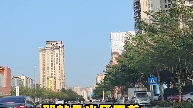 在路上一定要远离大货车！#货车 #开车 #危险