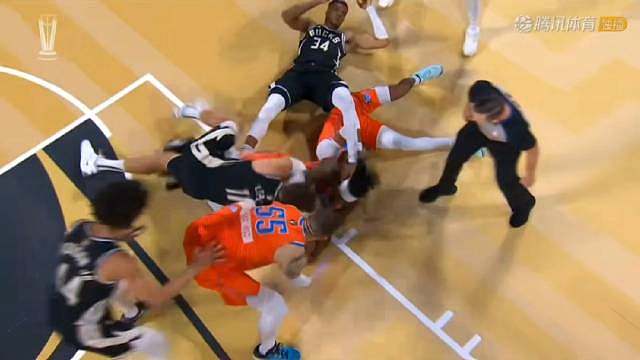 一通乱战！字母哥多特倒地奋力拼抢，裁判吹罚争球，雷霆不满连吃2T。
