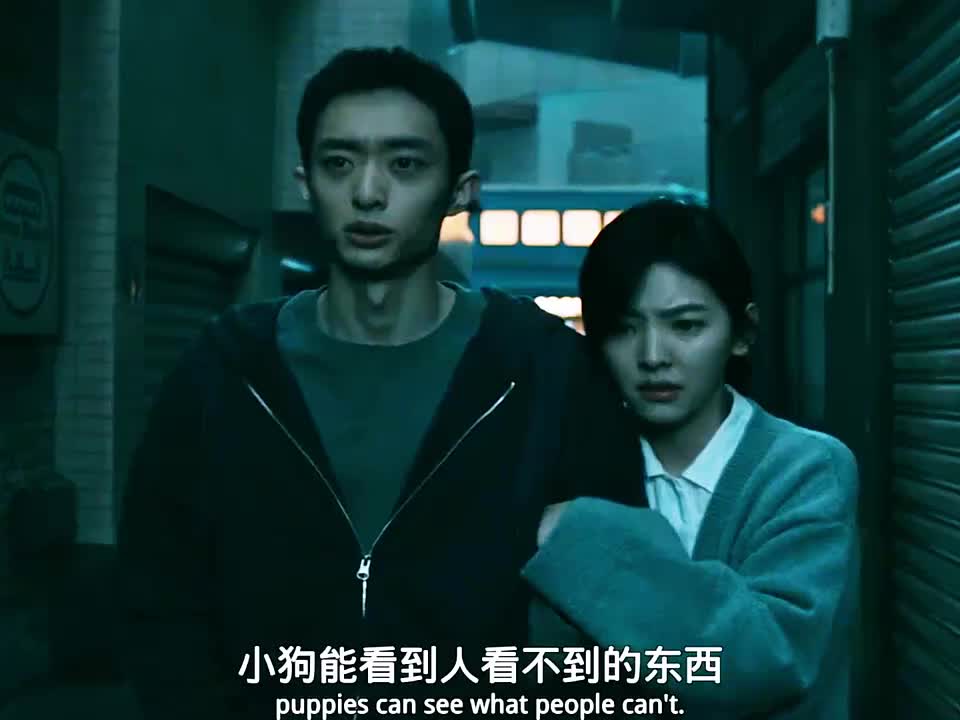 女孩意外发现邻居有两个影子