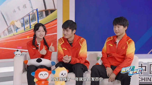 盛李豪：入队之后练了一年吧，我差不多就能达到全是10环，就是没有9环。李越宏：记忆深刻的事儿就是凡尔