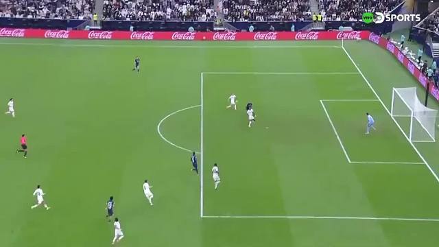 皇马与帕丘卡的比赛里，中超旧将龙东出任帕丘卡队长，用头球和任意球威胁皇马球门。龙东离开大连人先后加盟