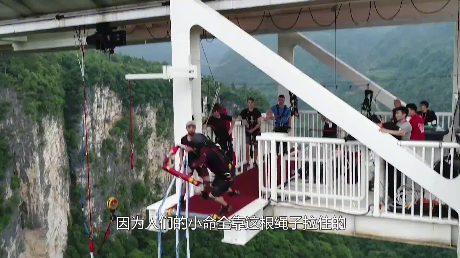 不可思议的无绳蹦极，身上无任何安全绑带，全靠自身重力垂直降落