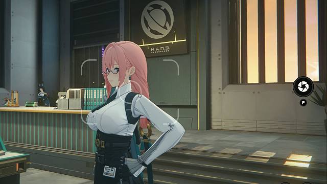 以防你不知道现在给角色拍照他就会自动面向镜头