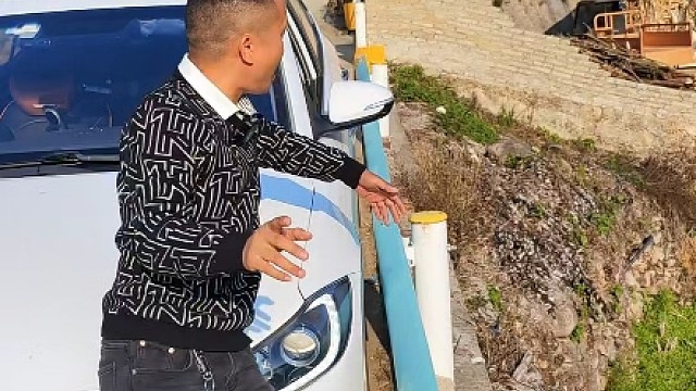 紧靠护栏停车，往前开会不会剐蹭？