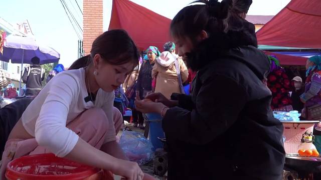 年底了在越南赶集市场卖美食能赚多少