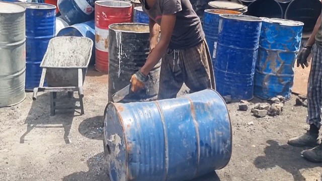 废物利用旧铁桶匠心制作传统钢管的巧妙方式